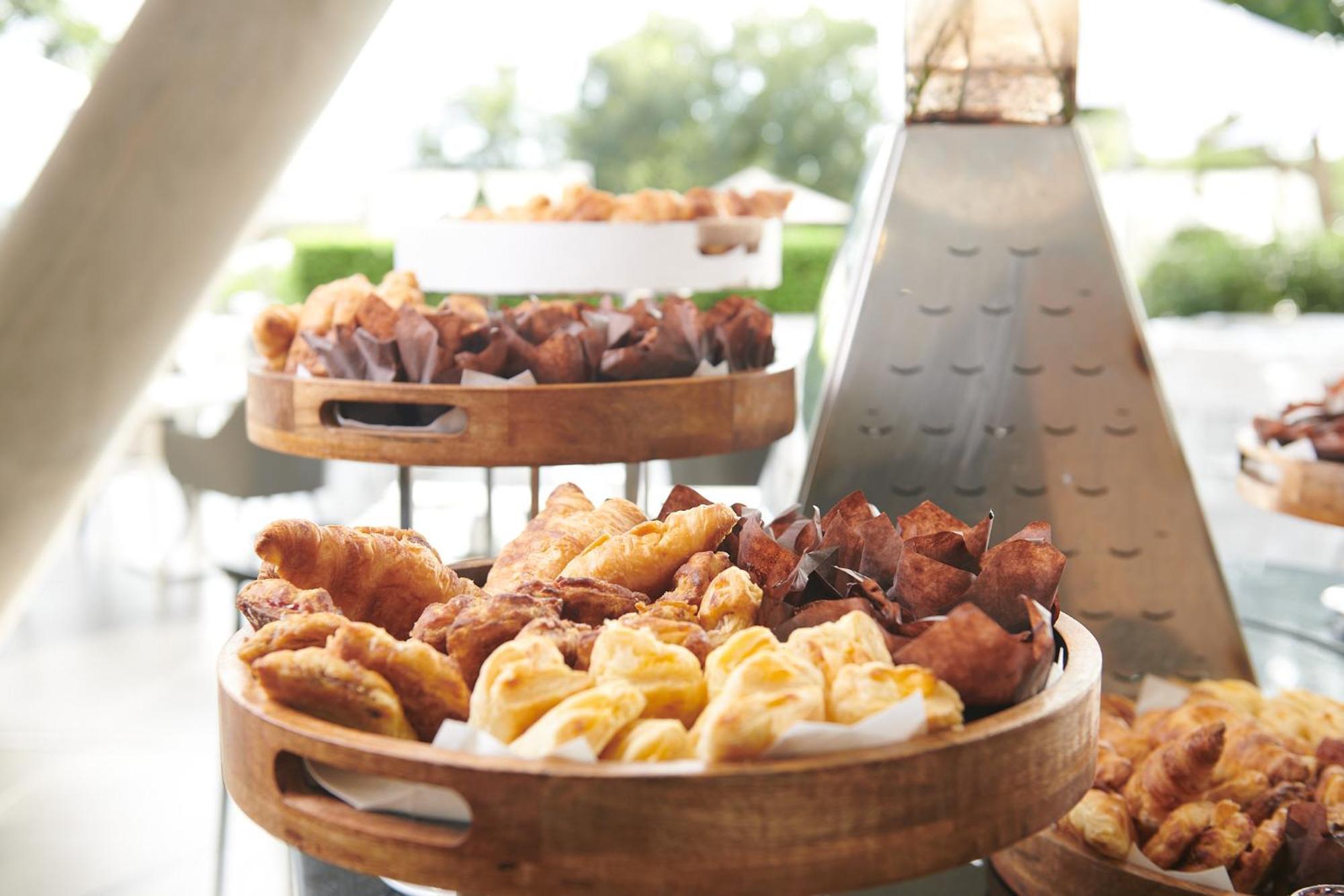 דורבן The Capital Pearls Hotel מראה חיצוני תמונה A selection of pastries