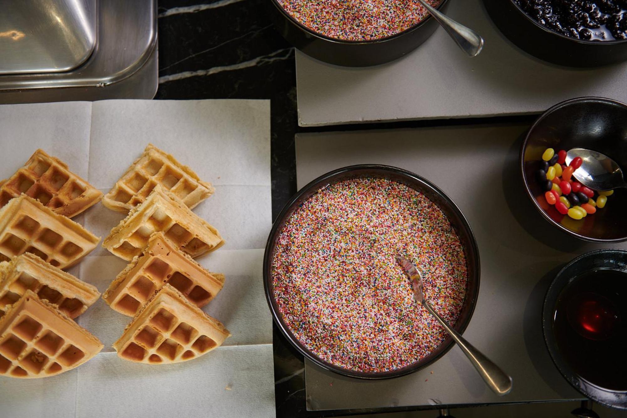 דורבן The Capital Pearls Hotel מראה חיצוני תמונה Belgian waffles