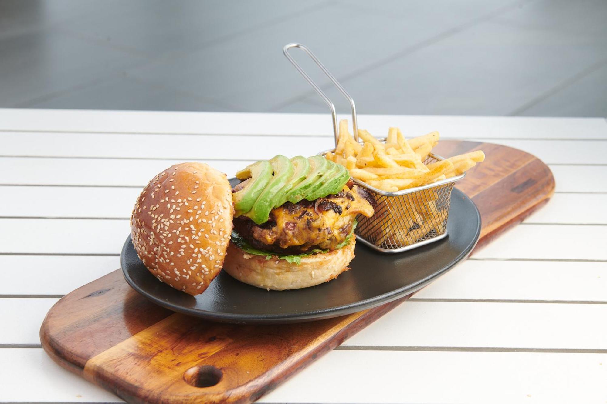 דורבן The Capital Pearls Hotel מראה חיצוני תמונה A vegan burger with avocado and chips