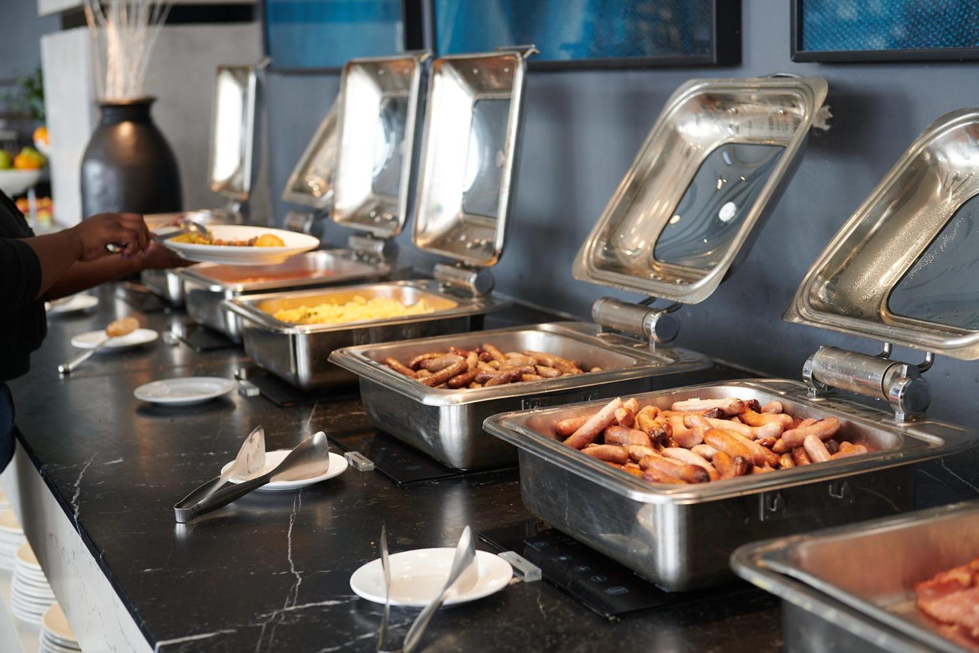 דורבן The Capital Pearls Hotel מראה חיצוני תמונה A buffet
