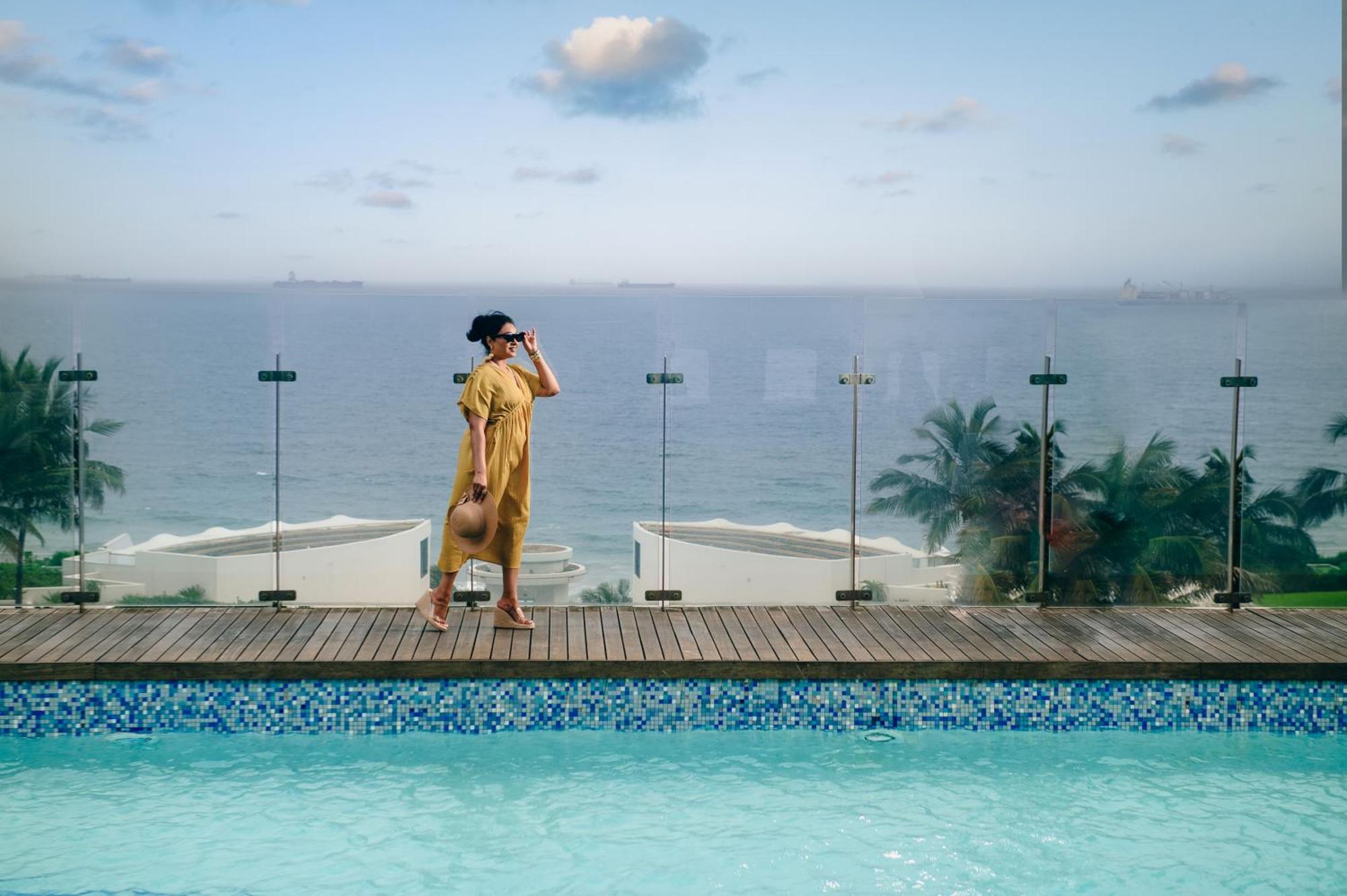 דורבן The Capital Pearls Hotel מראה חיצוני תמונה A woman in a yellow dress
