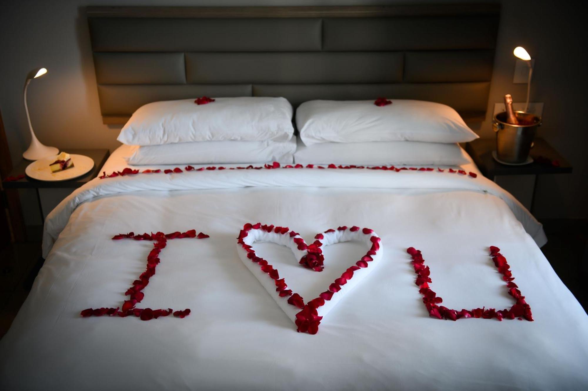 דורבן The Capital Pearls Hotel מראה חיצוני תמונה A bed decorated with rose petals