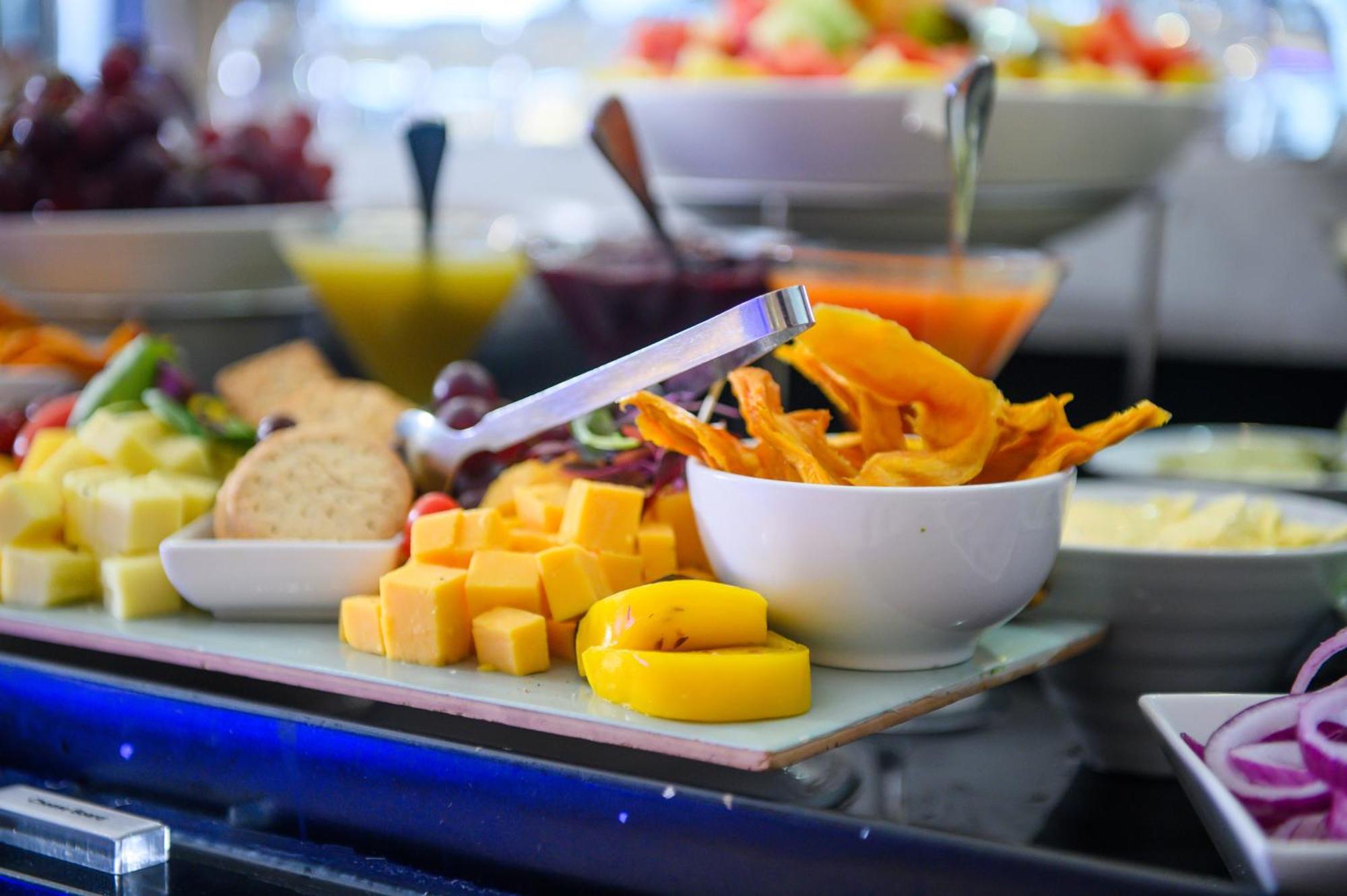 דורבן The Capital Pearls Hotel מראה חיצוני תמונה A cheese platter