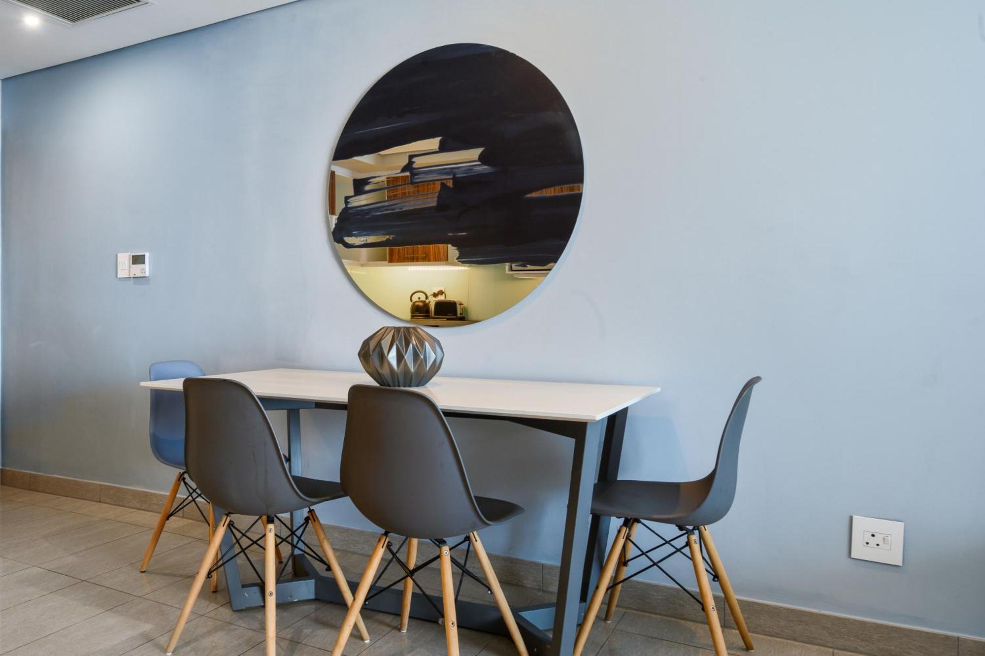 דורבן The Capital Pearls Hotel מראה חיצוני תמונה A dining room with a table and chairs